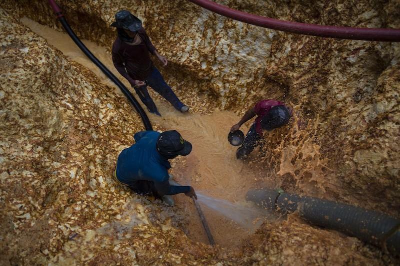 Garimpo na Região do Rio Mucajaí. Garimpeiros com a caneta, mangueira de água usada para a escavação da terra - Daniel Marenco